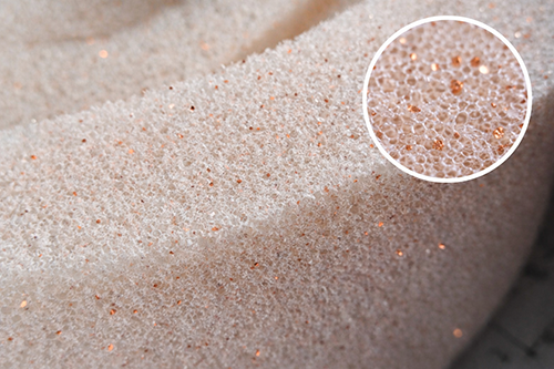 Detail struktury paměťové pěny Cuprum Air s částicemi mědi